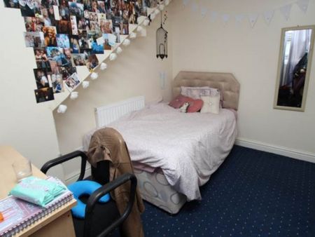 4 Bed - Welton Place , Hyde Park, Leeds - Photo 3