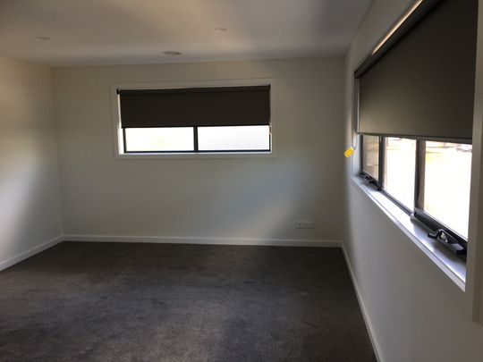 Near new townhouse in prime location! - Photo 1