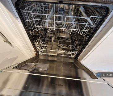 4 bedroom end of terrace house to rent - Photo 2