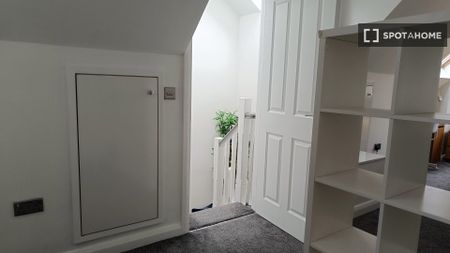 Room for rent in a 4-bedroom house in Killinardan, Dublin - Photo 3