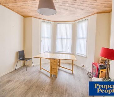 18 Fitzroy Avenue, Belfast, BT7 1HW - Photo 2