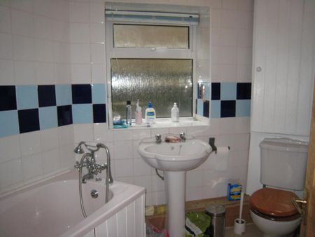 4 bedroom semi-detached house to rent - Photo 5