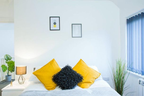 6 bedroom semi-detached house to rent - Photo 1