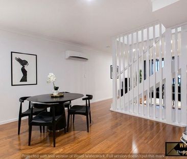 Pristine modern 3 bedroom townhouse - Photo 3