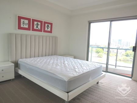 Stunning River View Apartment in Admiralty Precinct - Full Furnished with Carpark - Photo 4