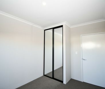 Four Bedroom Dual Living Property! - Photo 3