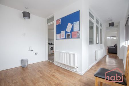 6 bedroom detached bungalow to rent - Photo 2