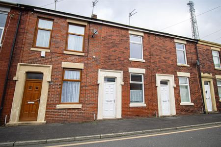 2-Bed Terraced House to Let on Crown Street, Preston - Photo 4