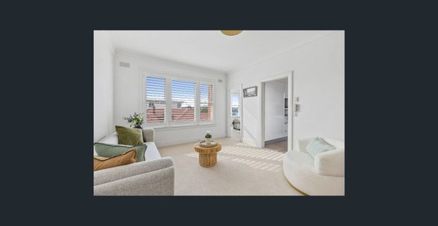 Art Deco Two Bedroom Apartment with Harbour Views - Photo 1