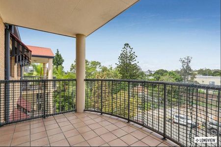 Spacious Renovated Apartment with Ducted Air Conditioning - Photo 2