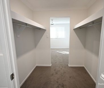 LUXURY 4 BEDROOM TOWNHOUSE 2 LIVING AREAS - Photo 2