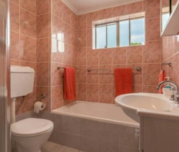 “Cute & Cosy Unit in a Super Convenient Location!” - Photo 2