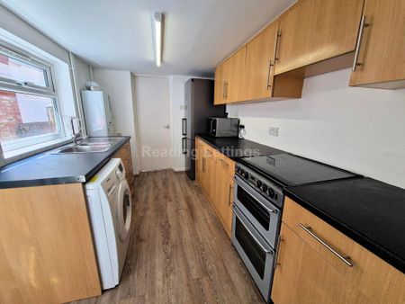 4 bedroom terraced house to rent - Photo 3