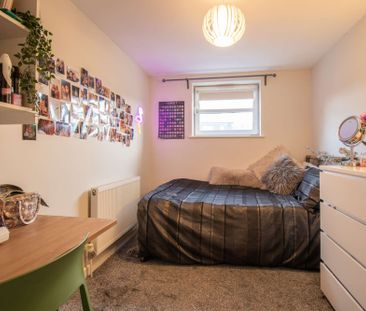 Brilliant six bedroom three story house - Photo 6