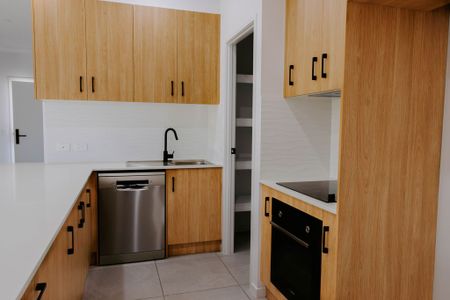 A selection of brand new 3 bed units for lease - 6 month lease term only *Initial access for inspection via Morgan Way - Photo 3