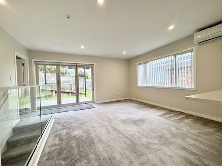 3 bedroom in Totara Vale - Photo 2
