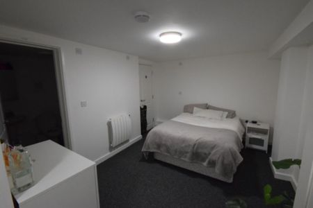 2 Bedroom Flat To Rent in Lansdowne - £1,170 pcm Tenancy Info - Photo 4