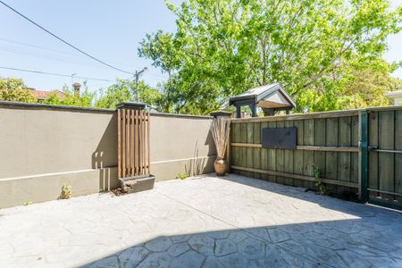 SPACIOUS APARTMENT WITH COURTYARD - Photo 5