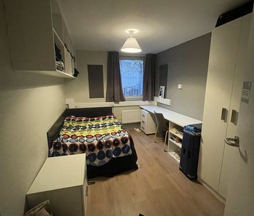 Bedsit, Lever Street, EC1V - Photo 3