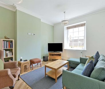 Beautifully appointed three bedroom apartment - Photo 2