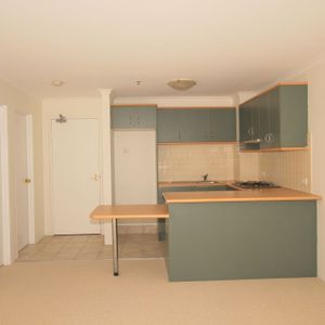 Spacious 1 Bedroom Apartment - Photo 2