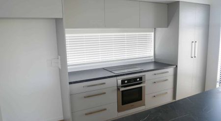 RUSSLEY -MODERN, 2 BEDROOMS, HEATPUMP, INTERNAL ACCESS GARAGE - Photo 4