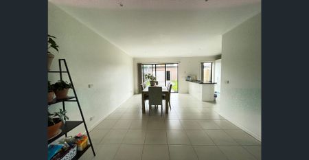 Elegant Three Bedroom Townhouse - Photo 5