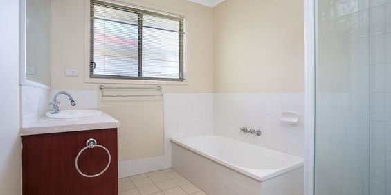 OWNER PAYS WATER BILL- Great location Unit in Mansfield State School Catchment - Photo 3