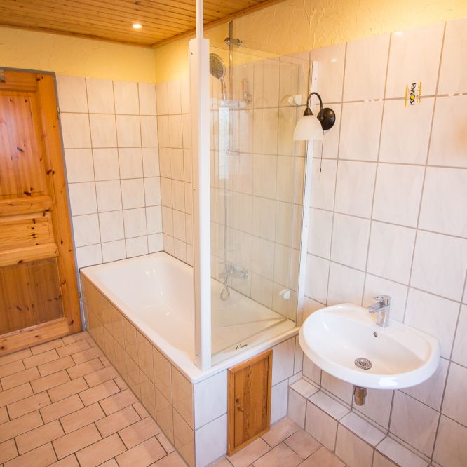 Schöne 4 ZKB Dachgeschosswohnung mit EBK, Badewanne & Stauboden im beliebten Schortens-Roffhausen - Photo 1