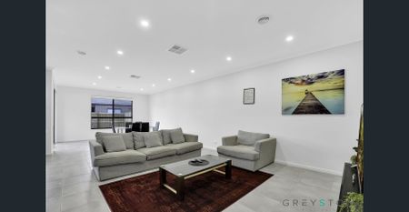 Charming Family Home in a Convenient Thornhill Park Location! - Photo 2