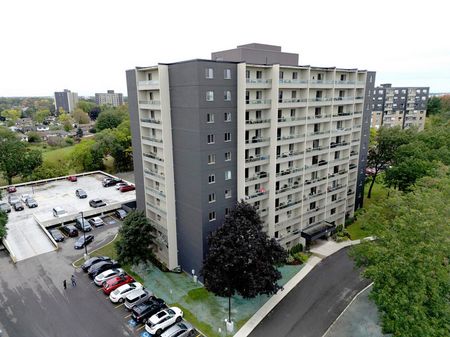 Royal Oak Towers - Photo 3