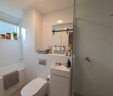 COMPLETELY RENOVATED 1 Bedroom Perfection, Brand New Kitchen, Timbe... - Photo 4