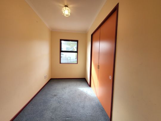 Spacious 5-Bedroom Home with Stunning Ocean Views – 17 Jordan Street, Island Bay - Photo 1