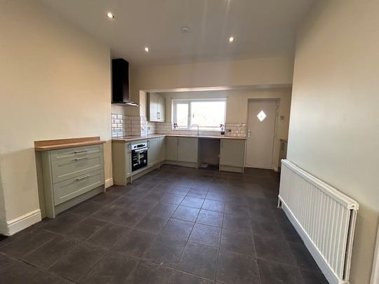 Springfield Lane, Leeds, Morley - Photo 1