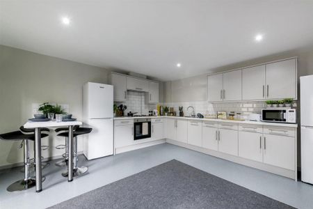 1 bedroom in a flat share to rent - Photo 2