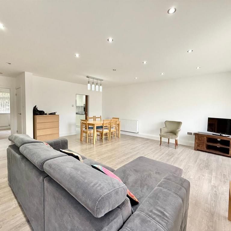 3 bedroom flat to rent - Photo 1