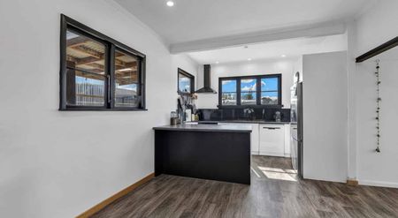 Stratford - 3 Bedrooms - Photo 3