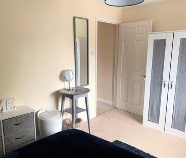 The Thorns, Marlborough, SN8 - Photo 1