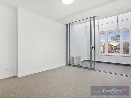 Inner-City Sophistication with Space and Style - Photo 4