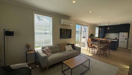 Sunny, Spacious & Super Handy - Photo 2