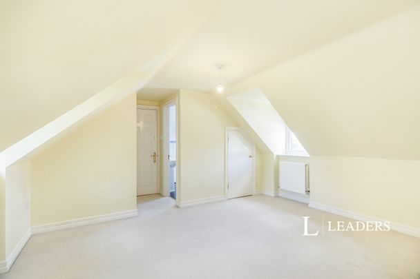 3 bedroom maisonette to rent Thames Street, Weybridge, Surrey, KT13 - Photo 1