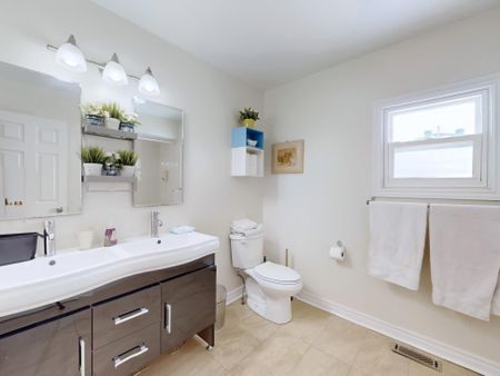 For Lease - 73 Highglen Avenue, Markham, Ontario - Photo 4