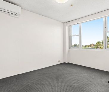 Spacious 2 Bedroom Apartment - Photo 2