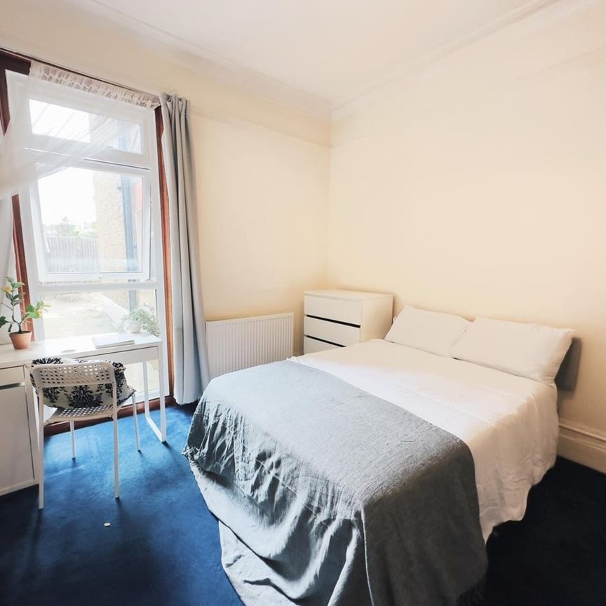 Room in a Shared House, Boundaries Road, SW12 - Photo 1
