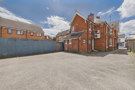 1 bedroom Flat in Camp Road, Farnborough - Photo 5