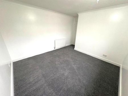 4 bedroom end of terrace house to rent - Photo 5