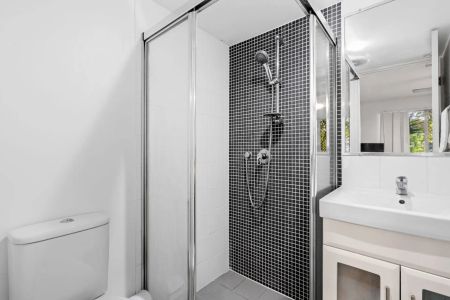 Spacious 2-Bedroom Apartment with Balcony & Secure Parking in Holland Park - Photo 5