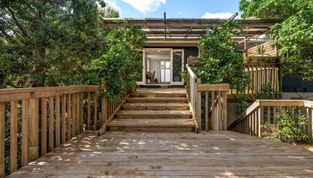 Lovely 5 Bed split level house - Photo 5