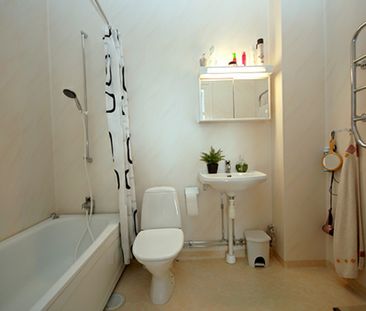 Nymålad trea med egen ingång i villa - Photo 1