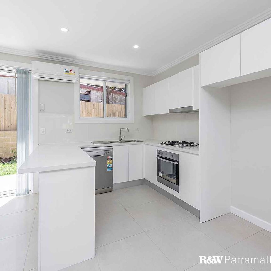 Modern 3 Bedroom Villa In Desirable Location - Photo 1